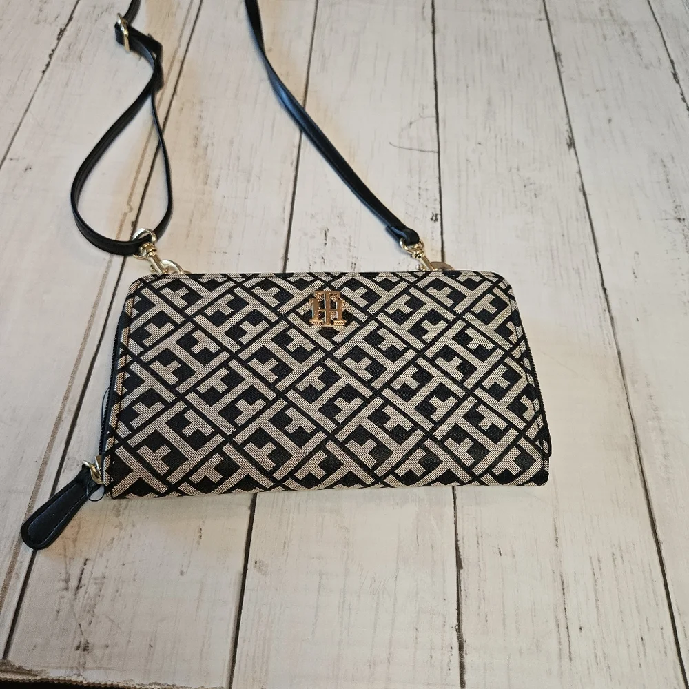 Tommy Hilfiger‎ Jacquard Monogram Zip Wallet NWOT